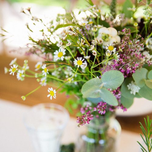 informal-wedding-table-arrangement-detail-blue-lavender-florists-barnes-london